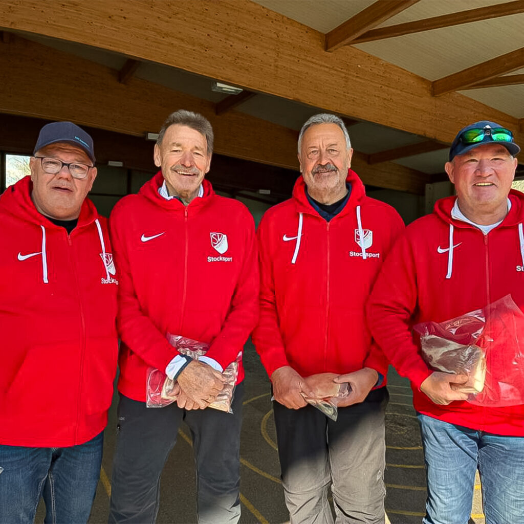 Stocksportler des SV Heimstetten in roten Vereinsjacken beim Saisonauftakt 2026